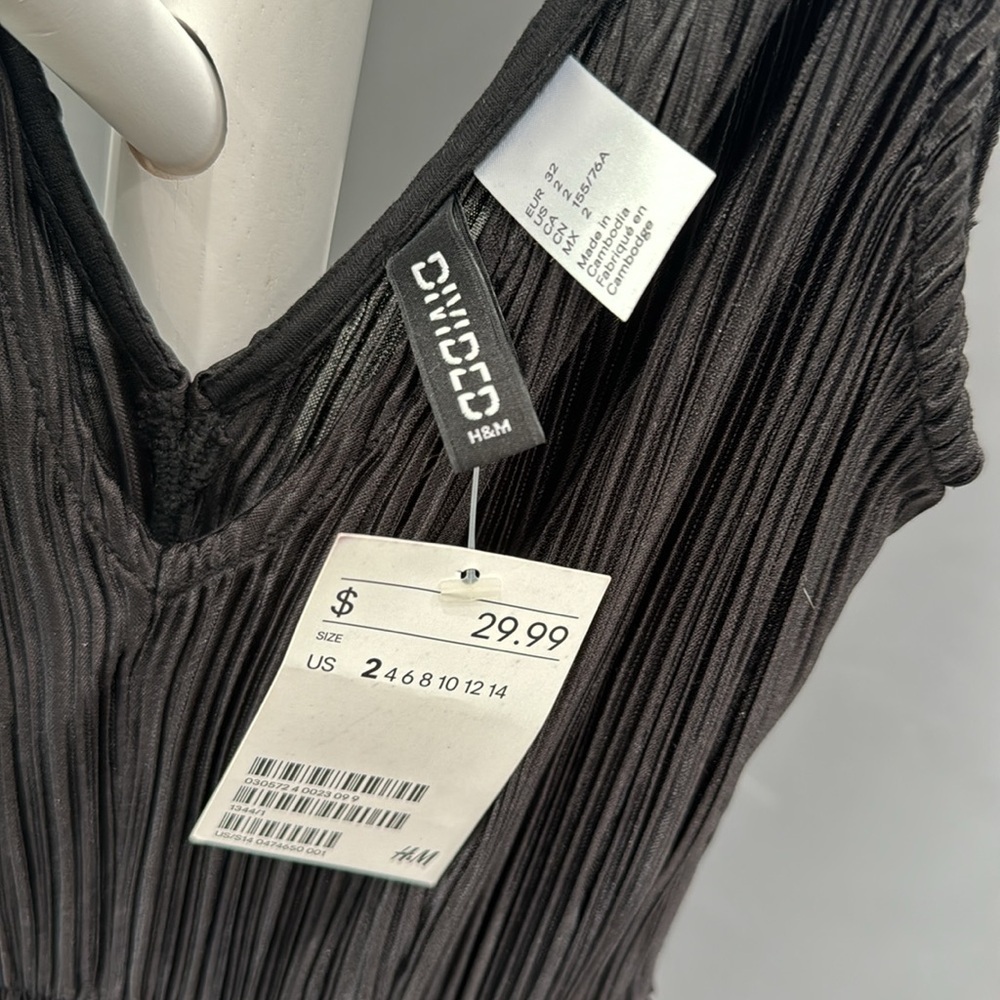H& M Divided Black V cut dress - Picture 3 of 4
